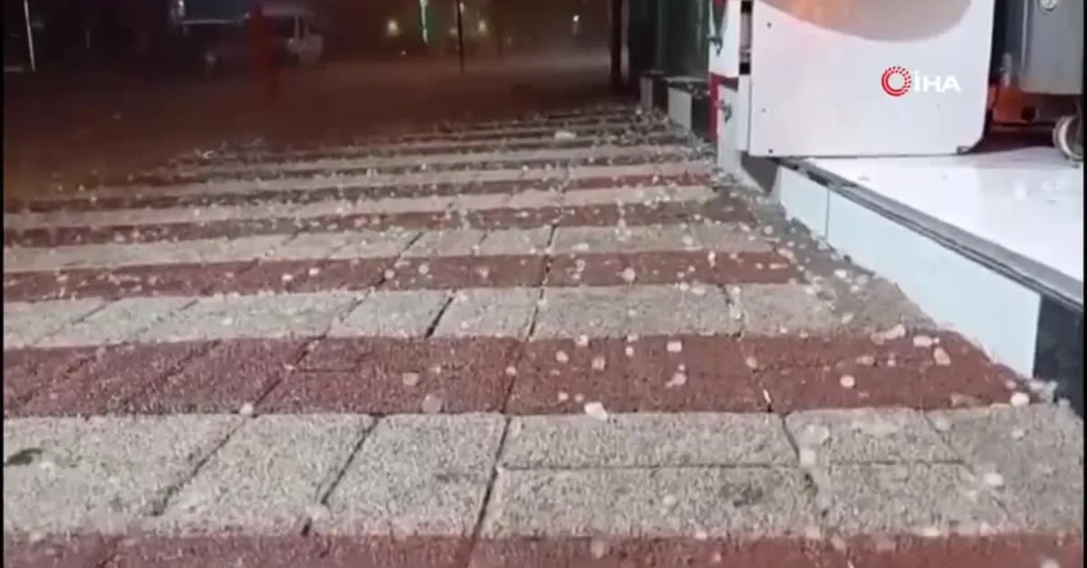 Bursa'da ceviz büyüklüğünde dolu yağdı! Vatandaşlar aracını böyle korumaya çalıştı
