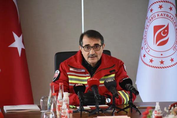 son-dakika-enerji-ve-tabii-kaynaklar-bakani-fatih-donmez-acikladi-cumhuriyet-tarihi-rekoru-kirildi-1641285342279.jpg Son dakika: Enerji ve Tabii Kaynaklar Bakanı Fatih Dönmez açıkladı: Cumhuriyet tarihi rekoru kırıldı - 1