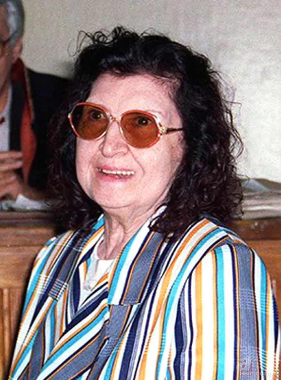 Merve Boluğur saçlarını kısacık kestirdi! Kendisini bakın kime benzetti 12