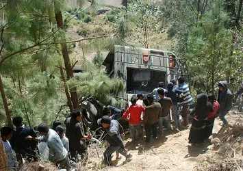 Guatemala'da otobüs uçuruma yuvarlandı!