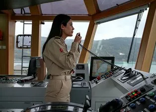 Dümenin başında artık o var! İşte Kıyı Emniyetinin ilk kadın römorkör kaptanı