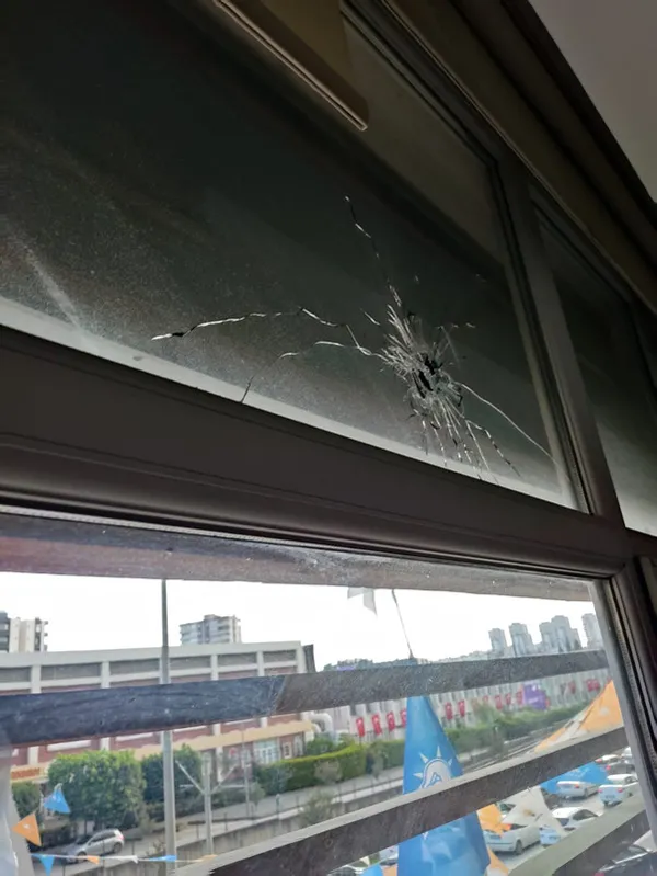 Son dakika | AK Parti binasına silahlı saldırı! Saldırgan yaklandı