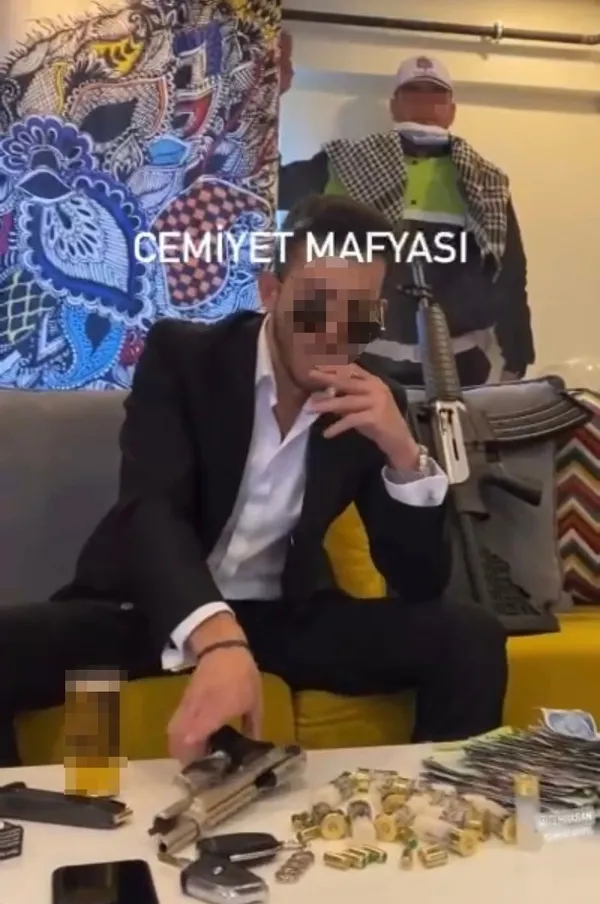 sakaryada-kendisini-cemiyet-mafyasi-olarak-paylasan-sahis-pes-dedirtti-1637661950586.jpg Sakarya’da kendisini cemiyet mafyası olarak paylaşan şahıs ‘pes’ dedirtti - 1