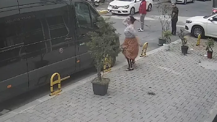 eyupsultanda-akilalmaz-olay-hatali-park-tartismasi-kavgaya-donustu-sopa-ve-bicakla-saldirdilar-1714318940519.jpeg Eyüpsultan'da akılalmaz olay! Hatalı park tartışması kavgaya dönüştü: Gözü dönmüş grup sopa ve bıçakla saldırdı - 3
