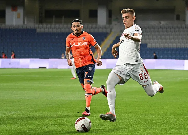 galatasarayda-sakatlik-soku-kazimcan-karatas-soyunma-odasina-goturuldu-1695491026560.jpg Galatasaray'da sakatlık şoku: Kazımcan Karataş soyunma odasına götürüldü - 1