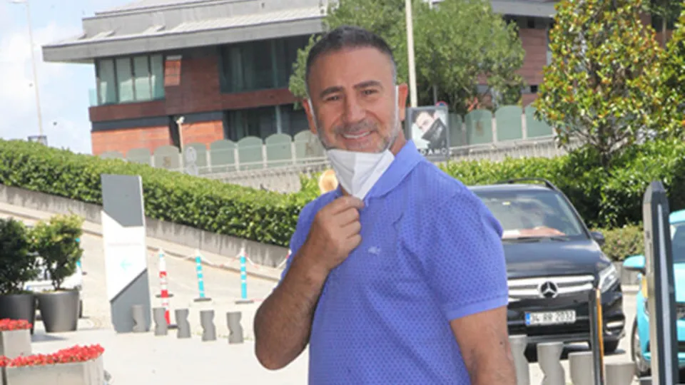 İzzet Yıldızhan ‘geçinemiyoruz’ diyen ünlüleri topa tuttu: 'Yazık olsun!'
