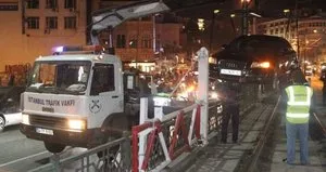 Karaköy’de araç tramvay durağına girdi!
