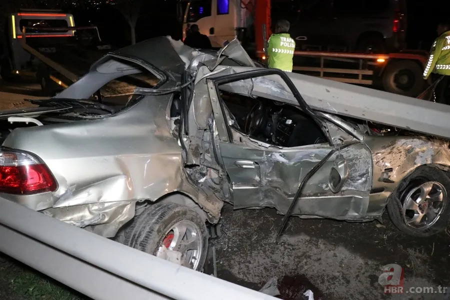 Adapazarı D 100’de korkunç kaza! Bariyerlere giren otomobil kağıt gibi ezildi 1