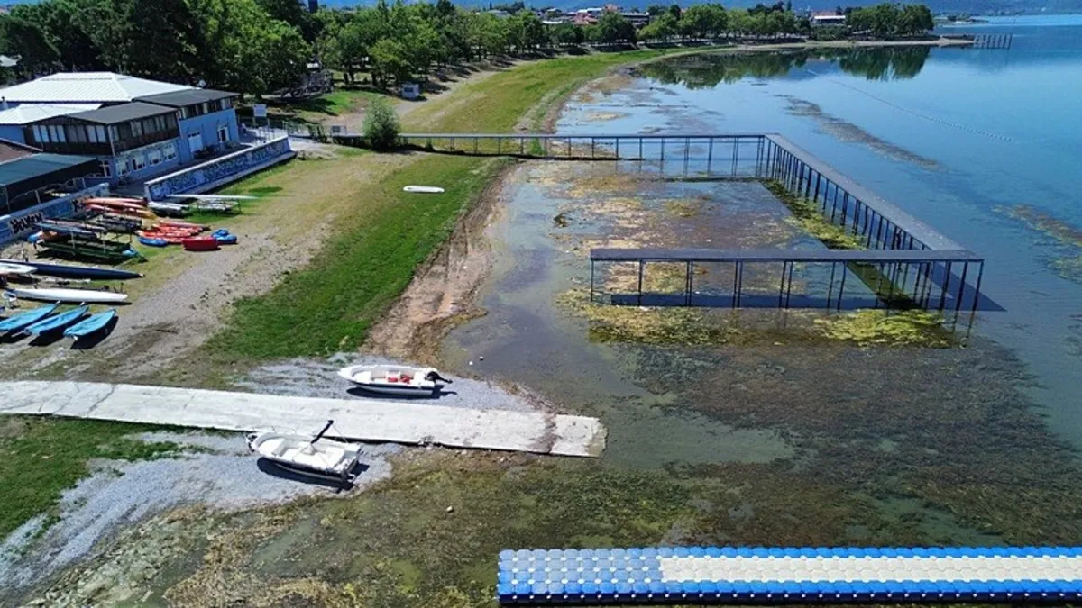 İznik Gölü'nde korkutan görüntü! En büyük iskele karaya oturdu
