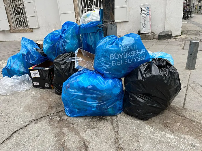 izmirde-grevde-3-gun-sokaklarda-copler-birikti-1748690113328.jpeg İzmir sokaklarında çöpler birikti (İHA)