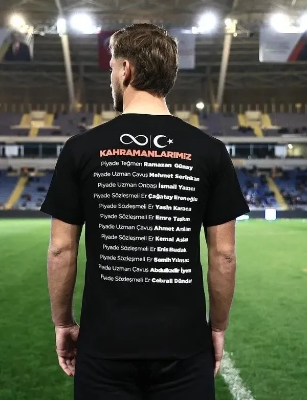 1703526277902.jpeg Beşiktaşlı futbolcular "Şehitler Ölmez Vatan Bölünmez" ve 12 şehidimizin isimlerinin yazdığı tişörtlerle ısınmaya çıktı - 2