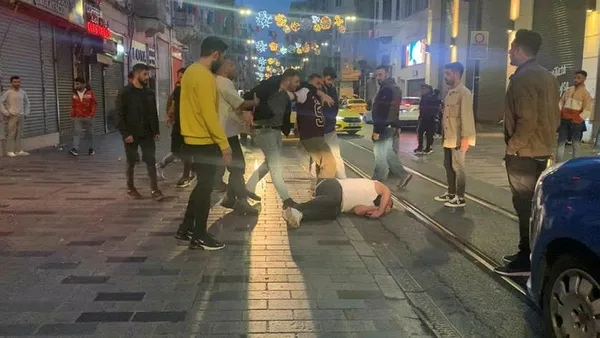 1685428469290.jpeg İstiklal Caddesi'nin ortasında bayıltan dayak! Tekme tokat birbirlerine girdiler - 5