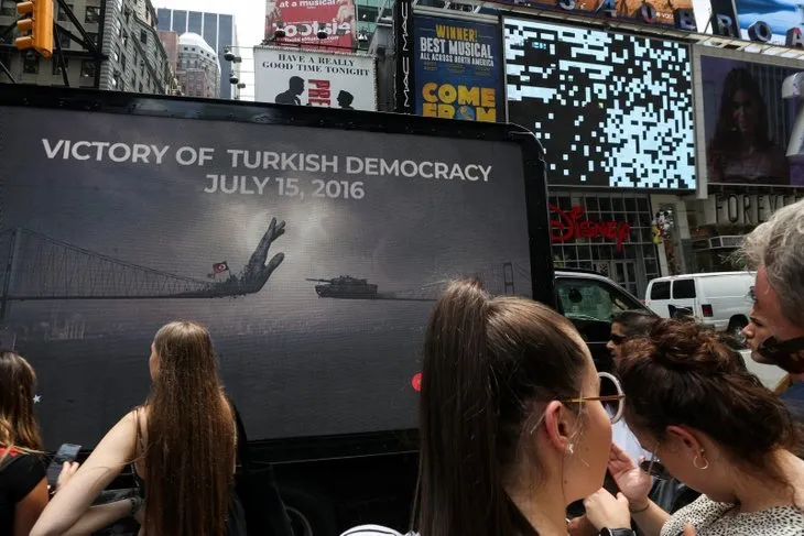 New York'ta dijital ekranla 15 Temmuz mesajÄ±!