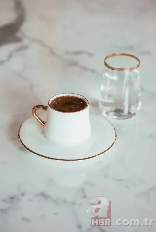Dostlukları pekiştiren, araya 40 yıl hatır sokan Türk kahvesinin faydaları kadar zararları da var! Kimine şifa kimine zarar… 2
