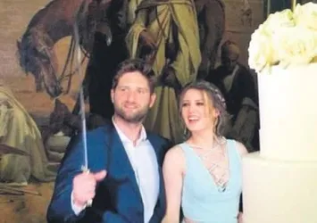 Gizem Karaca nişanlandı