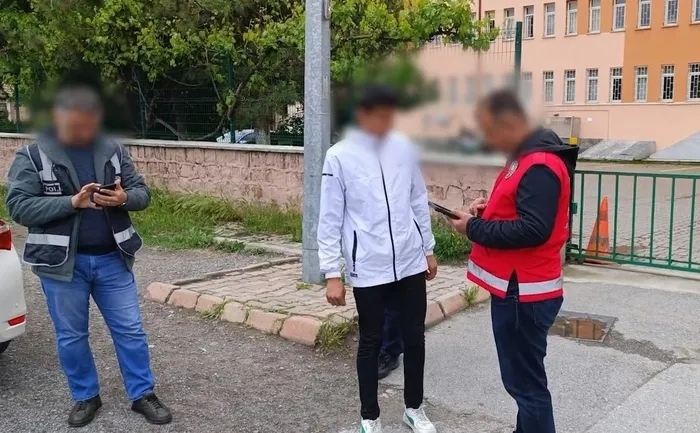 okul-cevresinde-kucuk-cocuklara-sigara-satanlara-operasyon-1715207904597.jpg