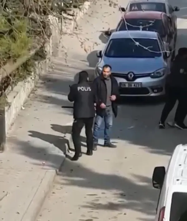 ankarada-eski-ese-sokak-ortasinda-bicakli-saldiri-1614568192818.jpg Ankara'da eski eşe sokak ortasında bıçaklı saldırı! - 1