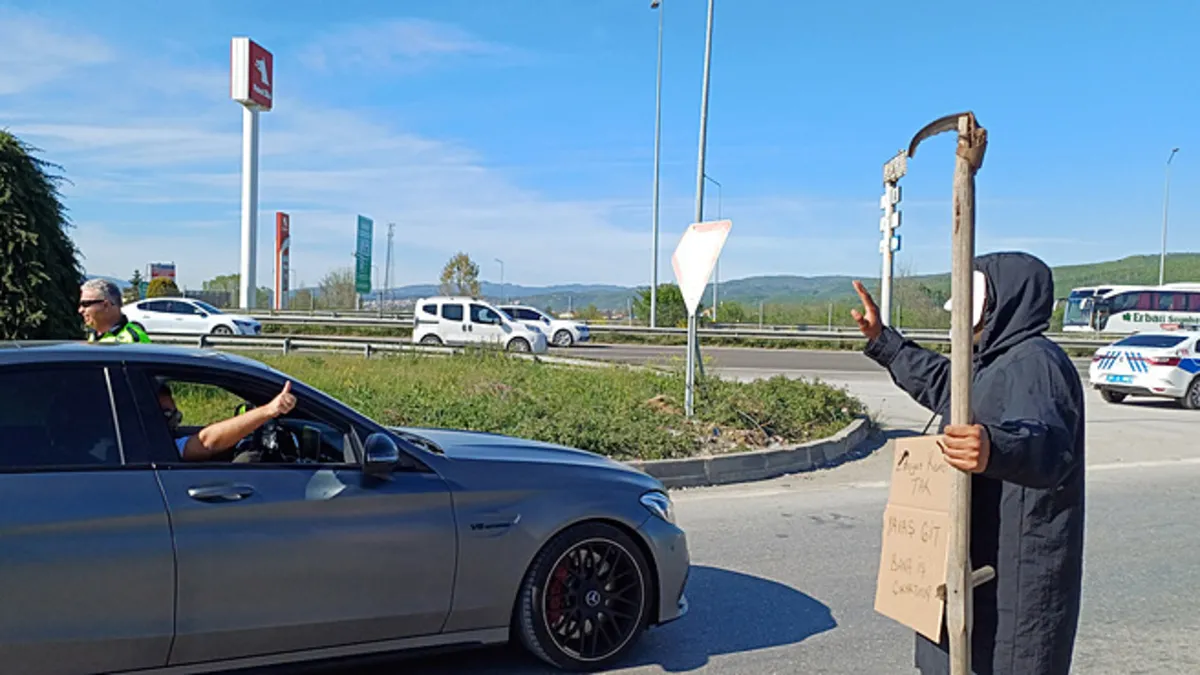 Görenler telefona sarıldı! Eline tırpan alıp sürücüleri böyle uyardı