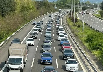 Trafikte dönüş yoğunluğu! Akın akın geliyorlar her yer kilitlendi