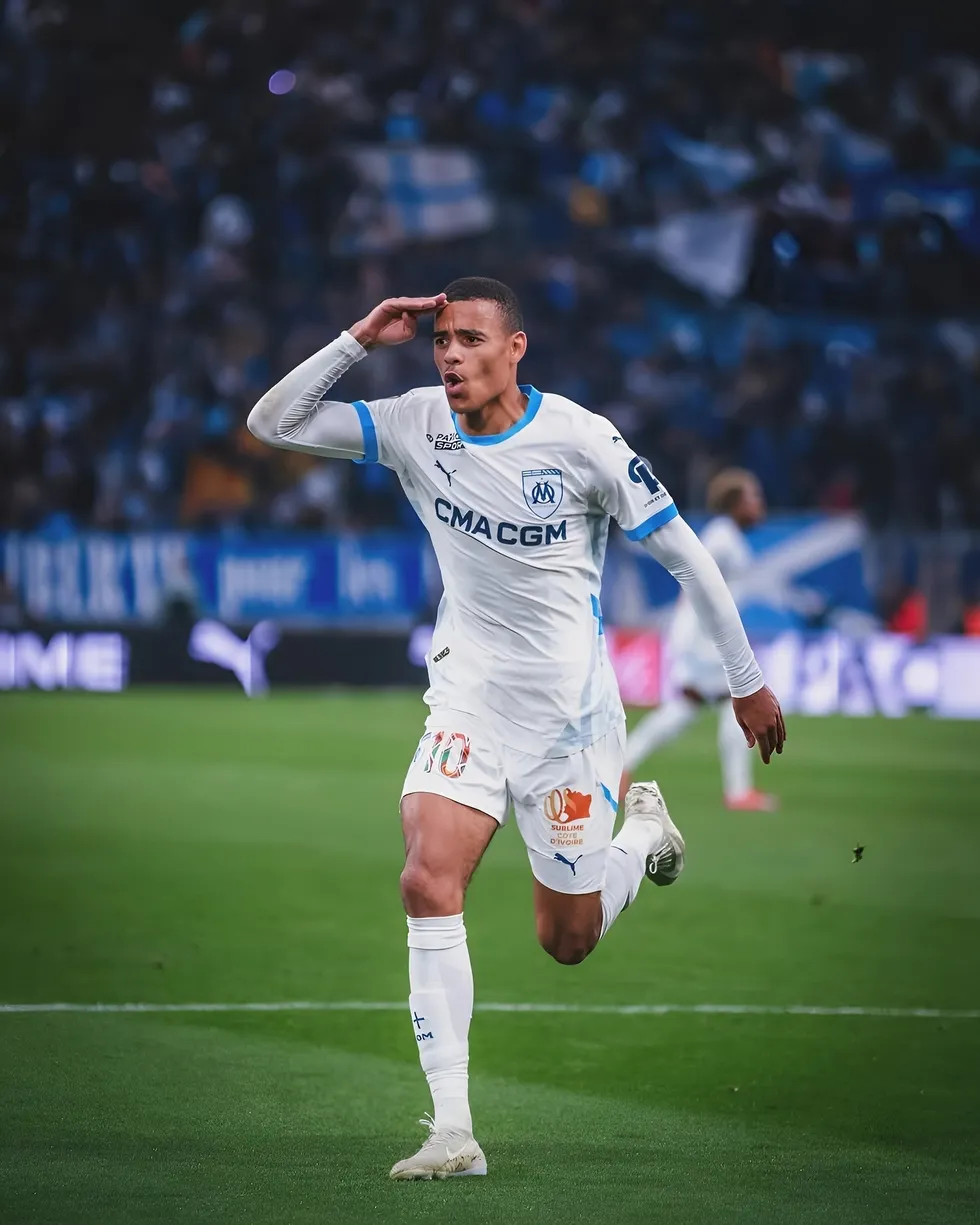 fenerbahce-mutlu-sona-ulasti-mason-greenwood-formayi-giydi-iste-transferin-maliyeti-1784059465902.jpeg Fenerbahçe mutlu sona ulaştı! Mason Greenwood formayı giydi: İşte transferin maliyeti - 1