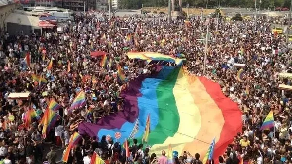 LGBT’li sapkınlar yine sahnede! DEM’li vekiller Özgül Saki ve Kezban Konukçu Haliç Köprüsü’ne trans bayrağı astı | Tepkiler çığ gibi