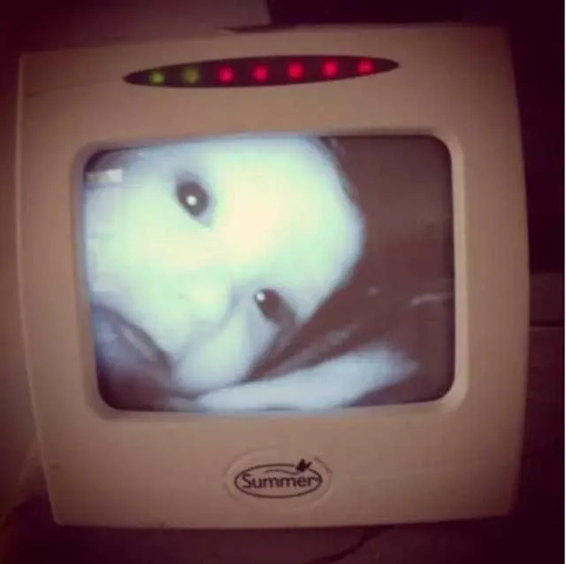 Uykudan uyanan anne ve baba hemen odaya koştu! Bebek kamerasındaki