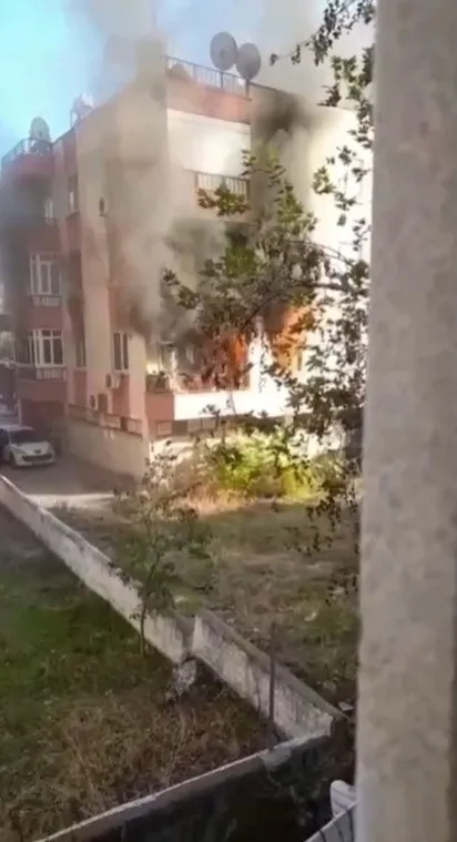 antalyada-bir-ev-alev-alev-yandi-bina-sakinlerinin-korku-dolu-anlari-kamerada-1637587622582.jpg Antalya’da bir ev alev alev yandı! Bina sakinlerinin korku dolu anları kamerada - 1