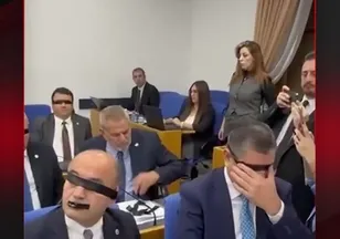 YENİ PARTİ'DEN SİYAH BANTLI TİYATRO