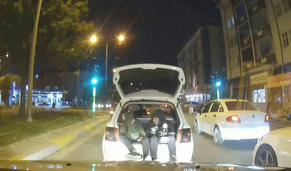 Aksaray’da otomobilin bagajında 2 gencin tehlikeli yolculuğu - 2