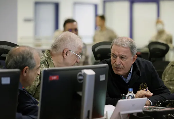 Pençe Kılıç ile PKK/KCK/YPG’ye darbe! Milli Savunma Bakanı Hulusi Akar: Hesap sormaya devam edeceğiz