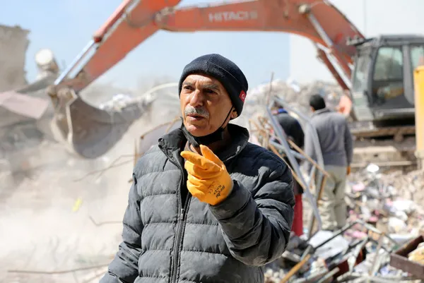 1680523887695.jpg Enkaz başında günlerce nöbet tuttu! Acılı babanın o sözleri Türkiye'yi ağlattı