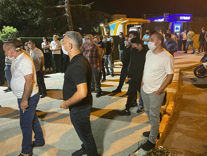 Servisçilerden İmamoğlu’na İBB önünde protesto: Belediye plaka satmak istiyorsa hodri meydan