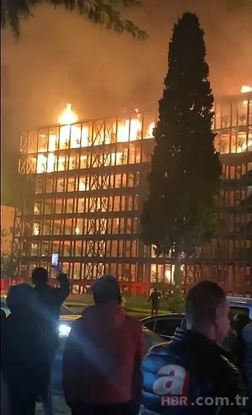 İzmir'de 8 katlı binada büyük yangın! 7 saatin ardından kontrol altına alındı 16