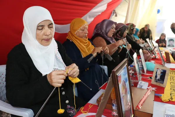 Diyarbakır anneleri depremzedeler için atkı ve bere örüyor - 4