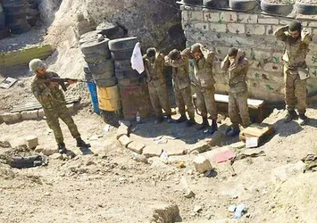 Bozguna uğrayan Ermenistan ordusu askerlerini mevzilere zincirliyor