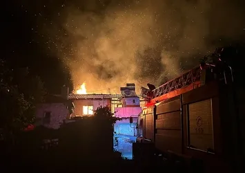 Uşak'ta alevler 3 evi kullanılamaz hale getirdi