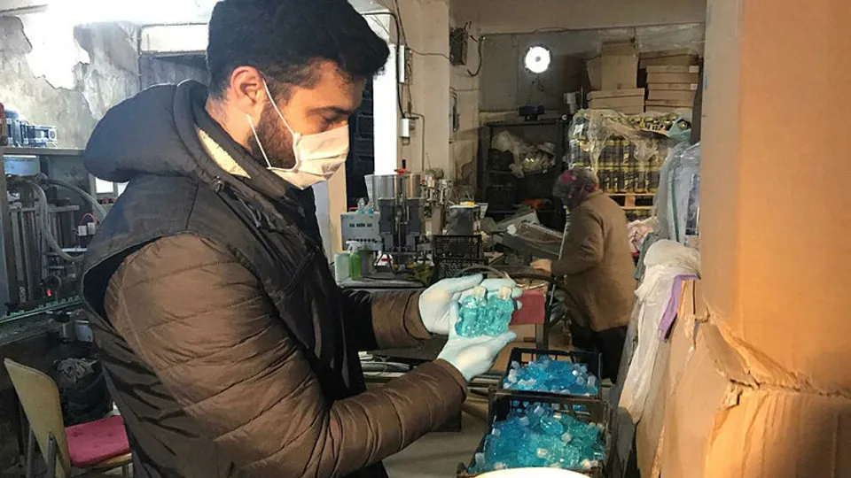 Son dakika: İstanbul’da Gaziosmanpaşa’da sahte dezenfektan operasyonu! Koronavirüs fırsatçılarına geçit verilmedi | Video