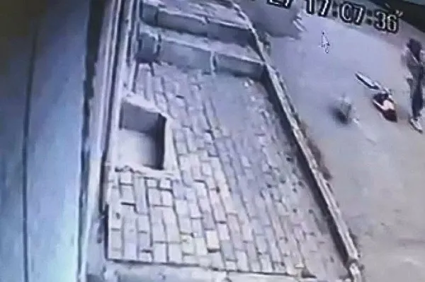 3-yasindaki-kucuk-kizi-hayattan-koparan-olay-feci-kaza-kamerada-1698488927377.jpeg 3 yaşındaki küçük kızı hayattan koparan olay! Feci kaza kamerada - 1