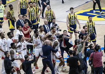 Fenerbahçe Beko - Monaco maçı sonrası parke karıştı! Taraftarlarla basketbolcular birbirine girdi