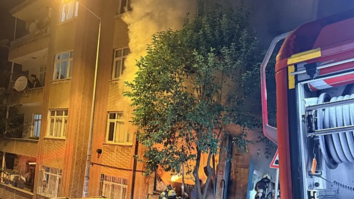 Bağcılar'da iş yerinde çıkan yangın binayı sardı!