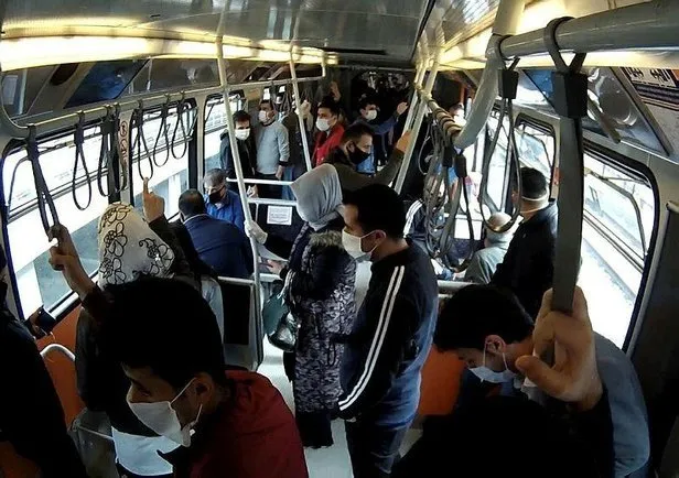 İstanbul’da koronavirüse davetiye çıkaran görüntü! Metro ve metrobüslerde sosyal mesafe kuralına uyulamadı