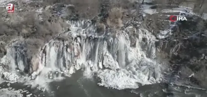 Van’da Muradiye Şelalesi kısmen buz tuttu