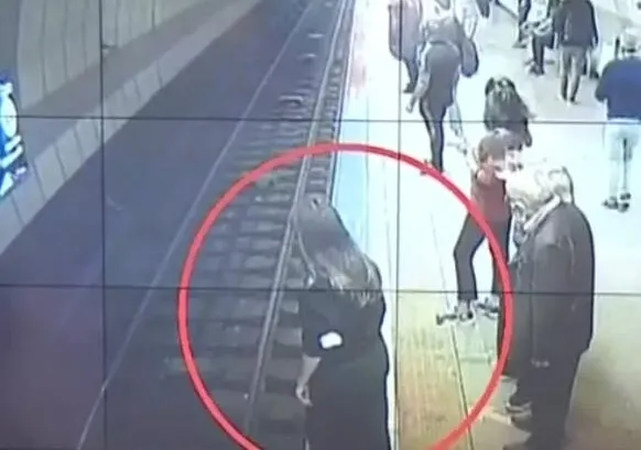 sisli-metro-istasyonunda-hayrete-dusuren-kurtulus-kamerada-1639562758688.jpg Şişli metro istasyonunda hayrete düşüren kurtuluş kamerada - 1