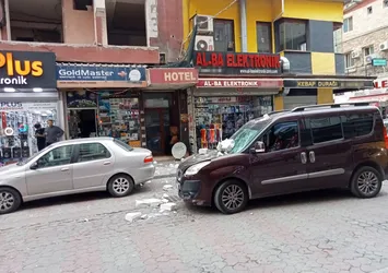 İzmir'de dehşet! Ölümün teğet geçtiği anlar kamerada