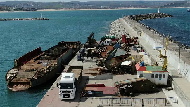 Şile’de 1976 yapımı olan ve geçen hafta yanan yük gemisi parçalara ayrılıyor