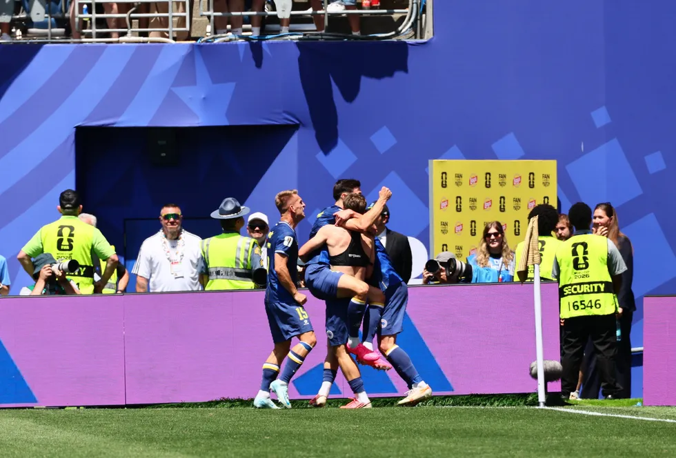 bosna-hersek-3-puani-3-golle-aldi-son-32-icin-beklemeye-gecti-1782338396828.jpg Bosna Hersek 3 puanı 3 golle aldı! Son 32 için beklemeye geçti - 2