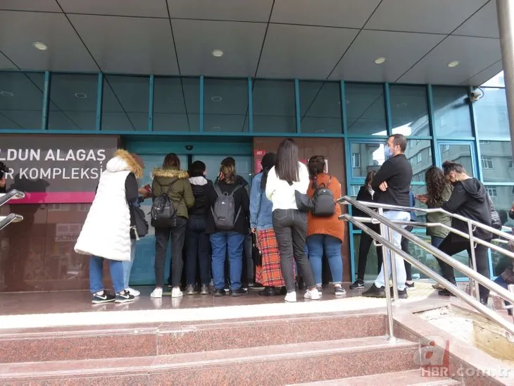 Megakentte İstanbulkart krizi! Yüzlerce vatandaş yağmurda sıra bekledi