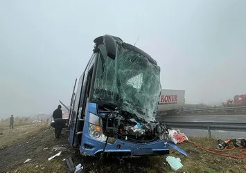 Şanlıurfa'da ortalığı savaş alanına çeviren kaza! 1 yolcu otobüsü ve 2 tır birbirine girdi: 1 ölü, 15 yaralı