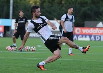 Beşiktaş'ta Gökhan Gönül takımla çalıştı