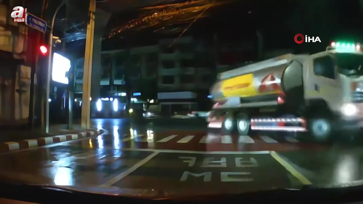 Korkunç kaza kamerada! Yüzlerce litre benzin yola döküldü